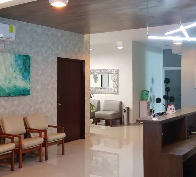 Recepción y sala de espera del consultorio del Dr. Héctor Togo en Mazatlán